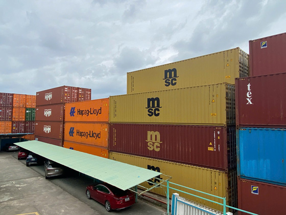 Các kho hàng, bãi trung chuyển cũng được tập trung rà soát, kiểm tra gian lận thương mại, buôn lậu. Ảnh: Thanh Tuấn 