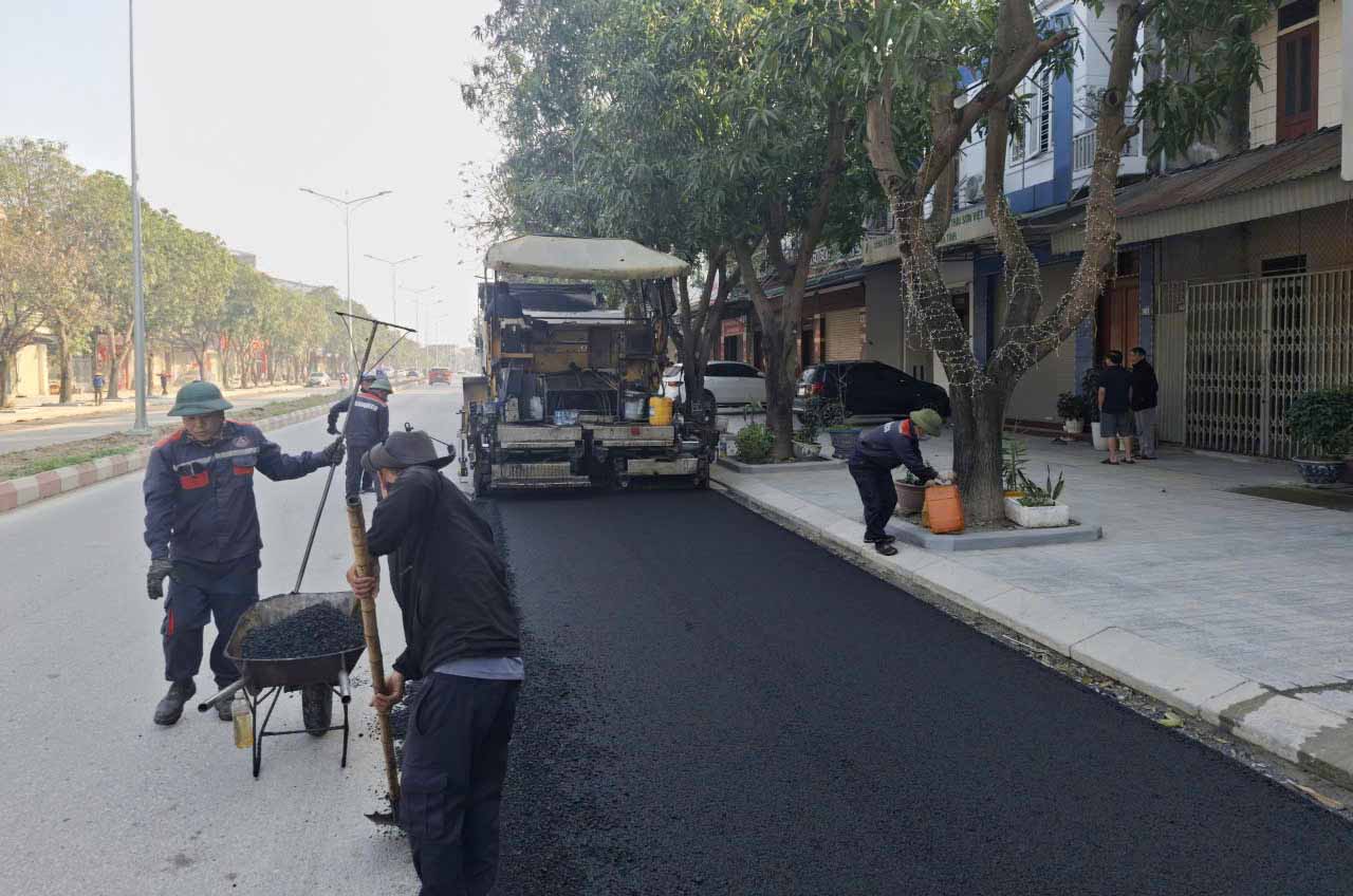 Machinery and workers gather to asphalt Nguyen Du street. Photo: Tran Tuan
