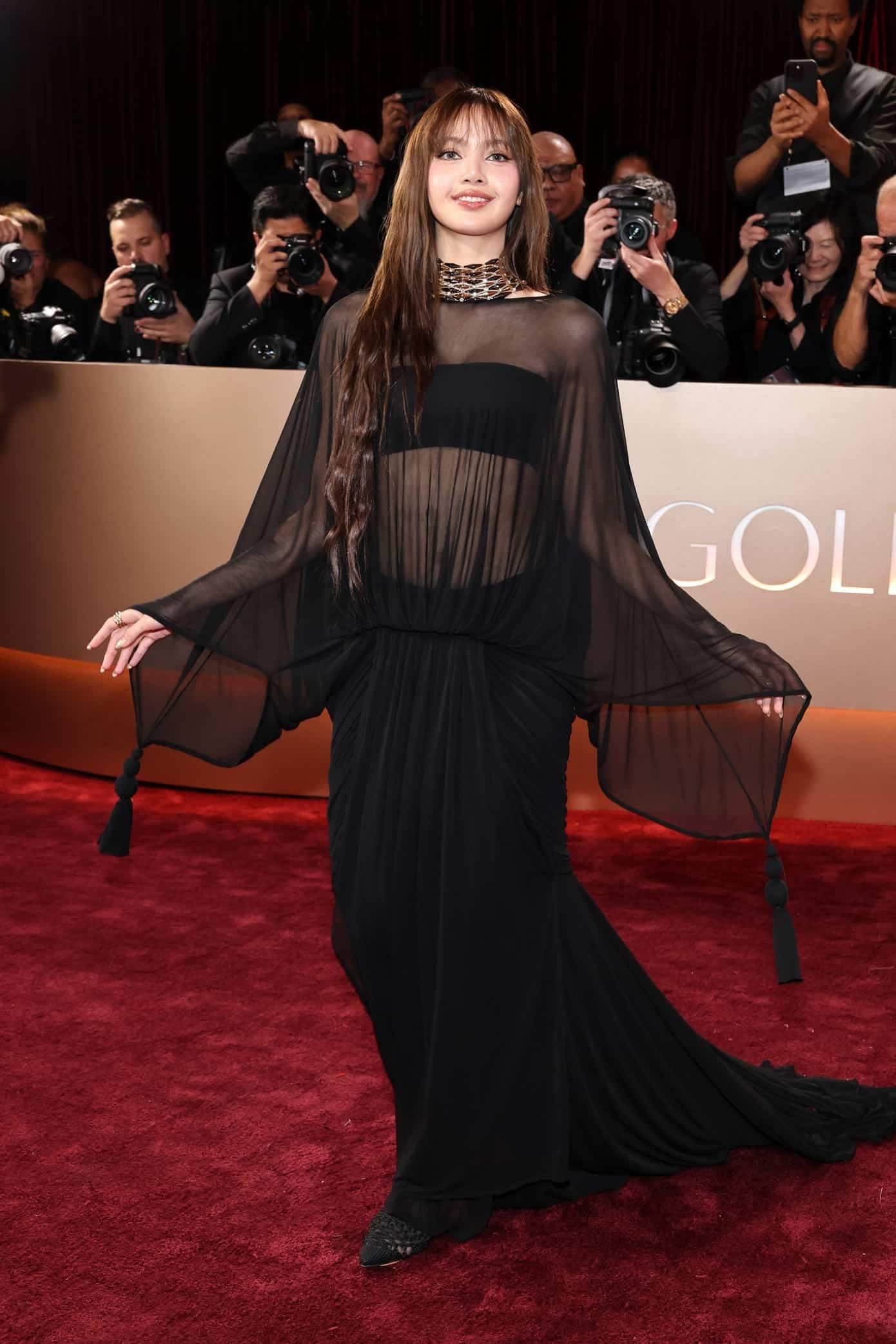 Lisa Blackpink dien thiet ke vay Jacquemus mau den voi phan than tren xuyen thau. Anh cat tu video