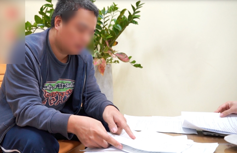 Anh T.Q.K ben nhung giay to hop tac, gop von voi Cong ty Co phan Tap doan Big Group. Anh: Nhom PV