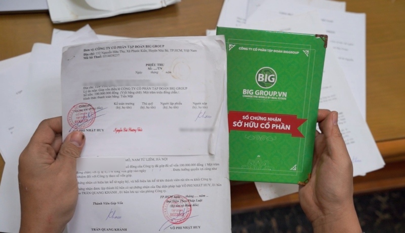 Tro thanh nha dau tu thien than, moi co dong duoc cap mot “So chung nhan So huu co phan“, phieu thu 100 trieu ghi ro gop von vao Cong ty Co phan Tap doan Big Group. Anh: Nhom PV