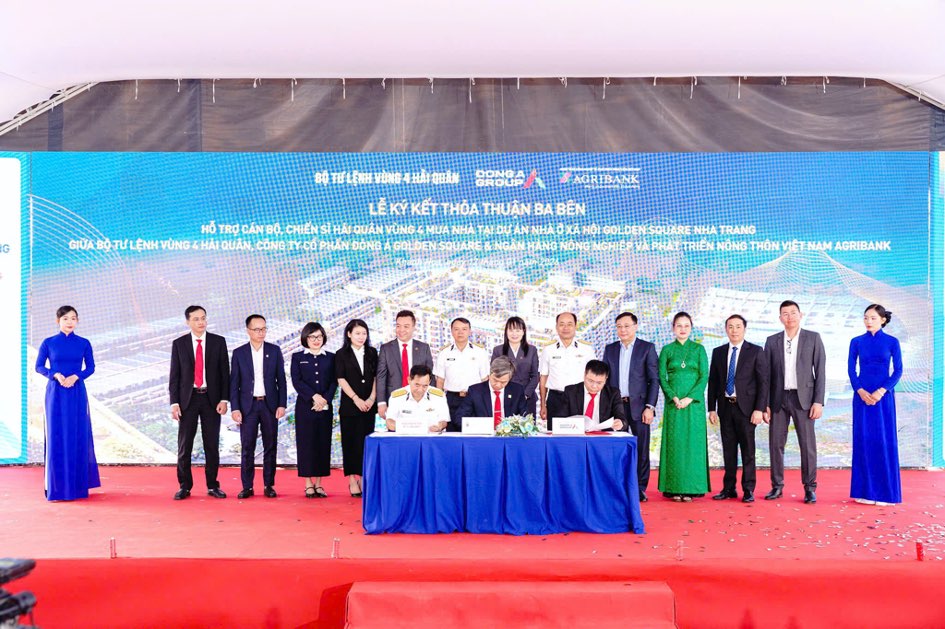Ky ket Thoa thuan hop tac ba ben giua Bo Tu lenh Vung 4 Hai quan, Cong ty Co phan Dong A Golden Square va Agribank Chi nhanh Khanh Hoa ve ho tro can bo, chien si Vung 4 Hai quan mua nha tai Du an. Anh: Agribank
