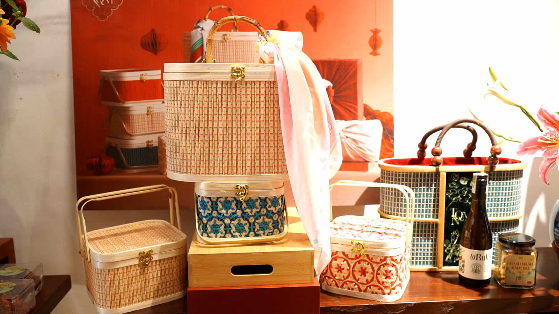 Hanoi Tet gift basket market bustling early, many products priced at millions of VND