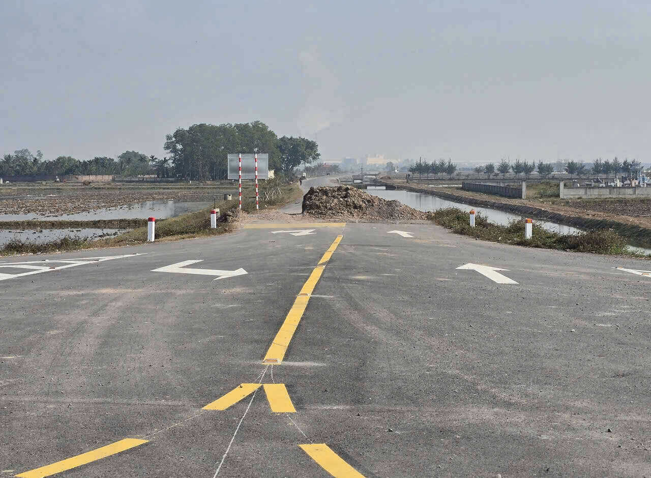 Vạch đường trên tuyến tỉnh lộ ĐT482E, đoạn từ Quốc lộ 10 đến tỉnh lộ ĐT482C đã được thảm nhựa và kẻ vạch xong. Ảnh: Diệu Anh