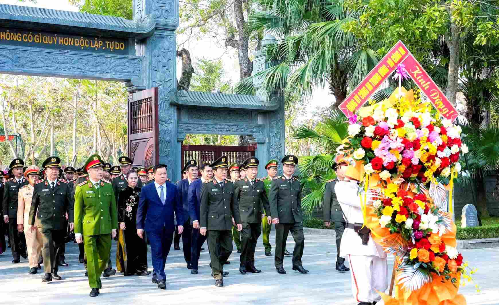 The working delegation of the Ministry of Public Security and Nghe An province organized flower and incense offerings to commemorate President Ho Chi Minh at Kim Lien Special National Relic Site. Photo: Pham Bang