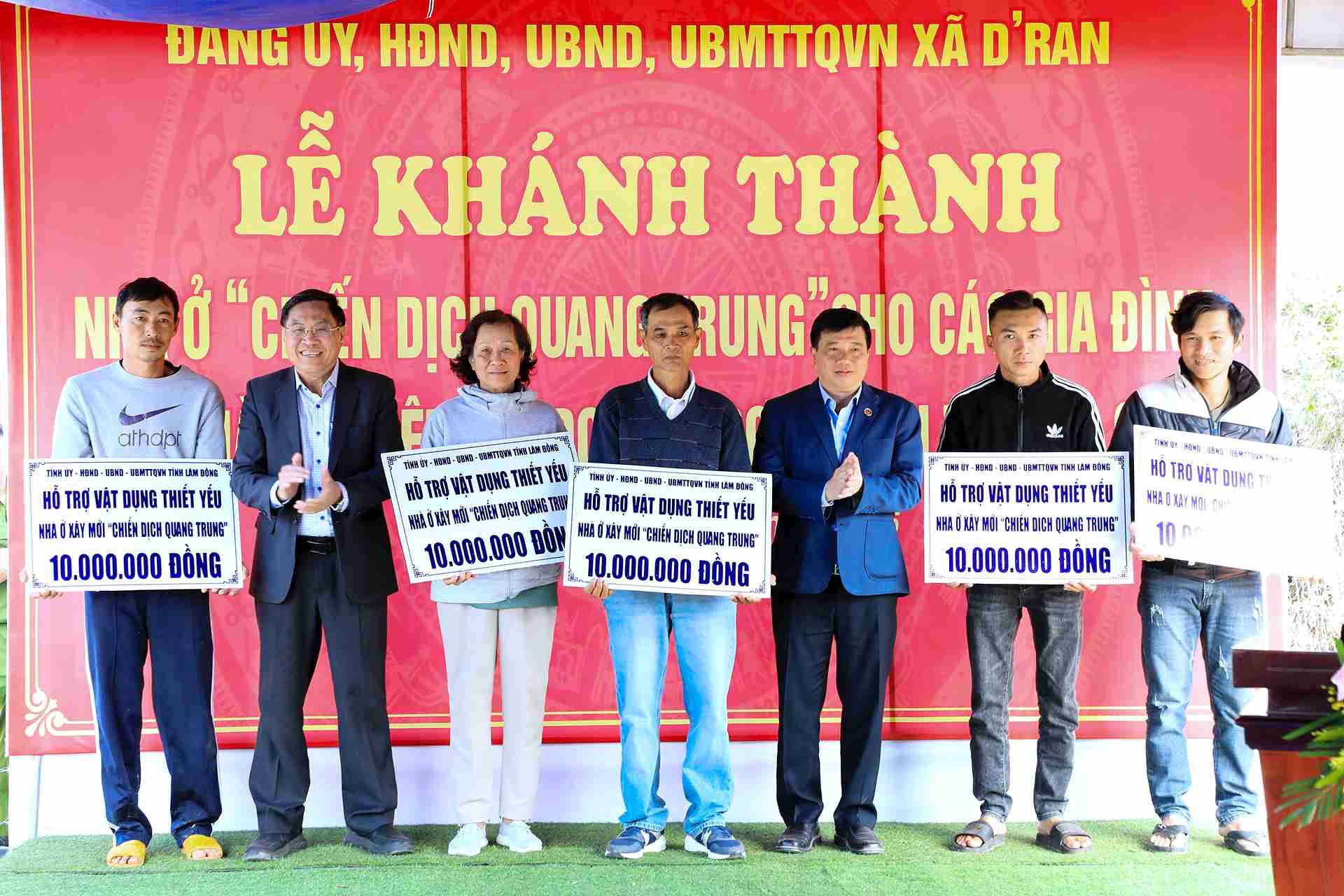Households built new houses in the Quang Trung Campaign receive support from leaders of Lam Dong province. Photo: Phuc Khanh