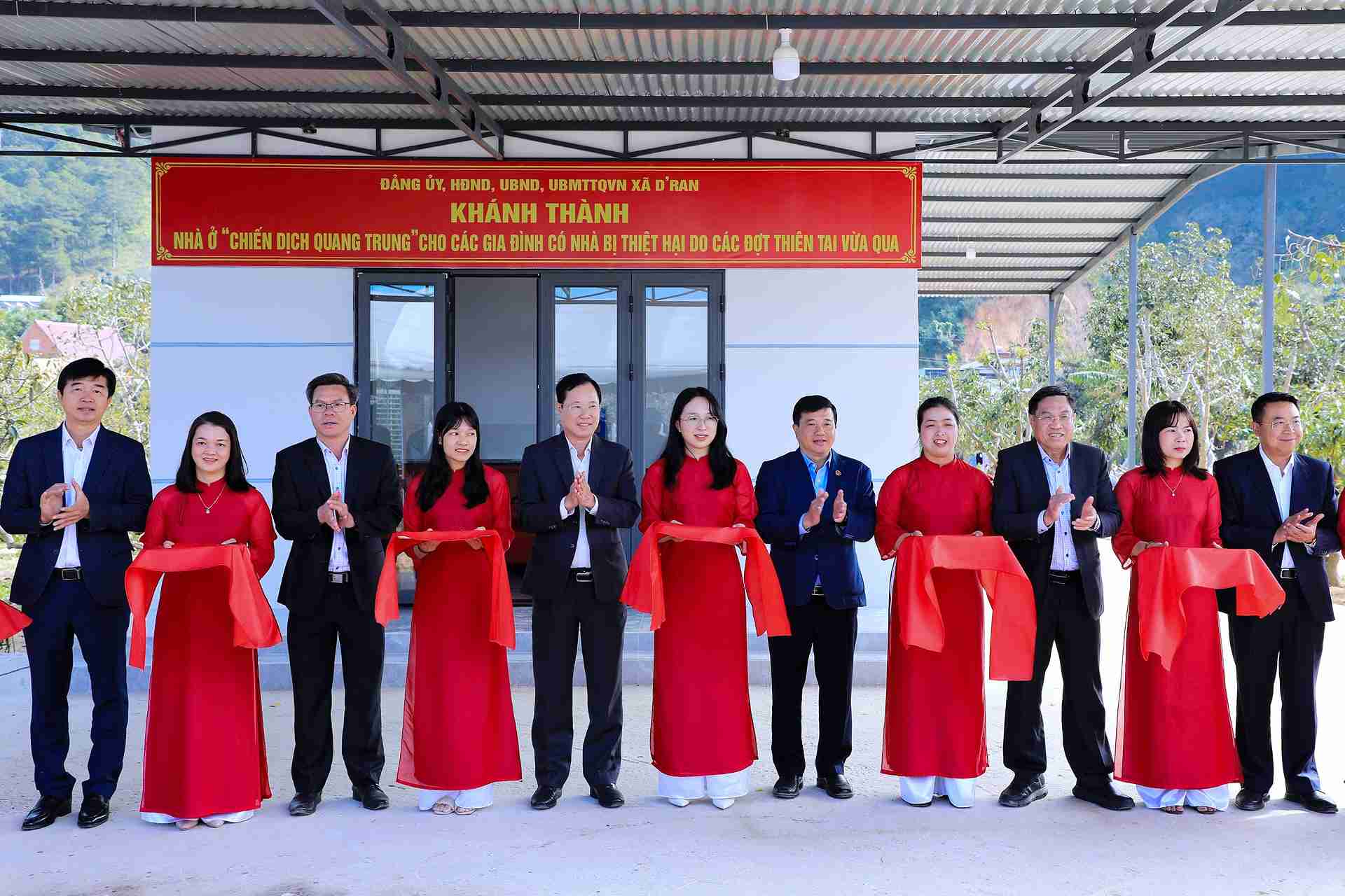 Bi thu Tinh uy Lam Dong Y Thanh Ha Nie Kdam du le khanh thanh ban giao nha trong chien dich Quang Trung tai xa D'ran. Anh: Phuc Khanh 