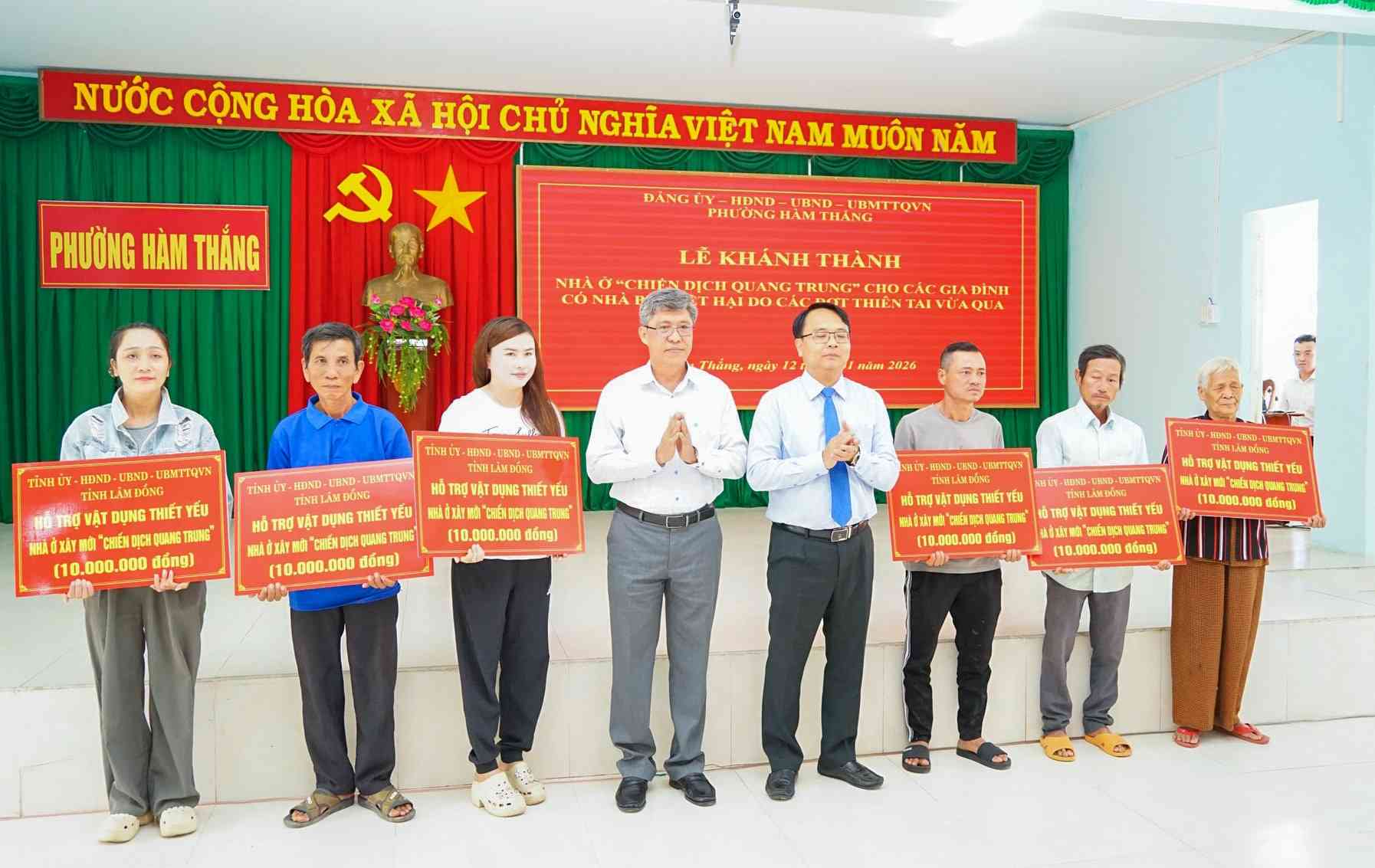 Lanh dao tinh Lam Dong trao ho tro cho cac ho dan tai phuong Ham Thang. Anh: Than Hy 