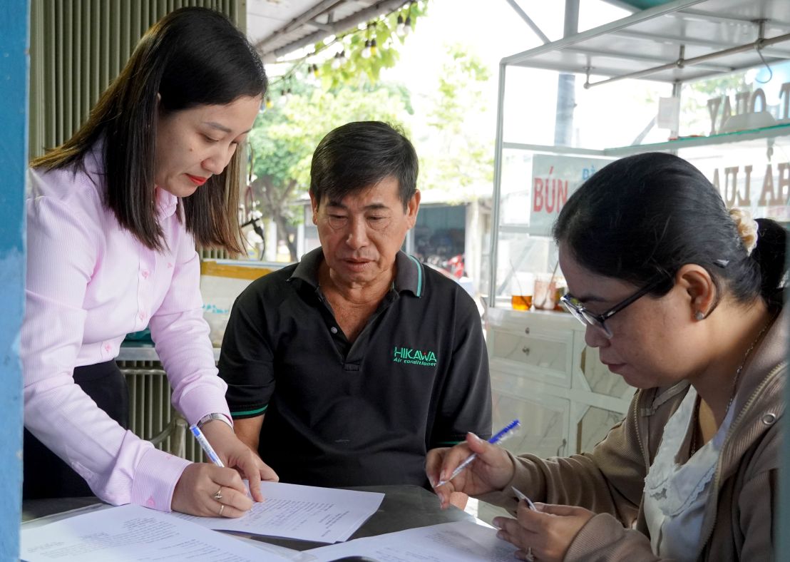 Los lideres del Centro de Servicios Administrativos Publicos del barrio de Soc Trang (ciudad de Can Tho) vienen a casa para apoyar a la gente en los tramites administrativos