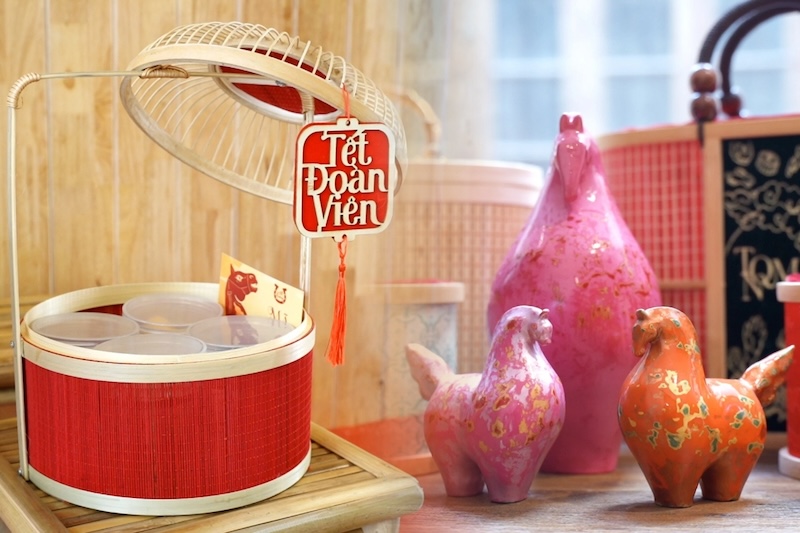 Finding different Tet gifts, gift baskets and million-dong lacquered horses are chosen. Photo: Trang Anh