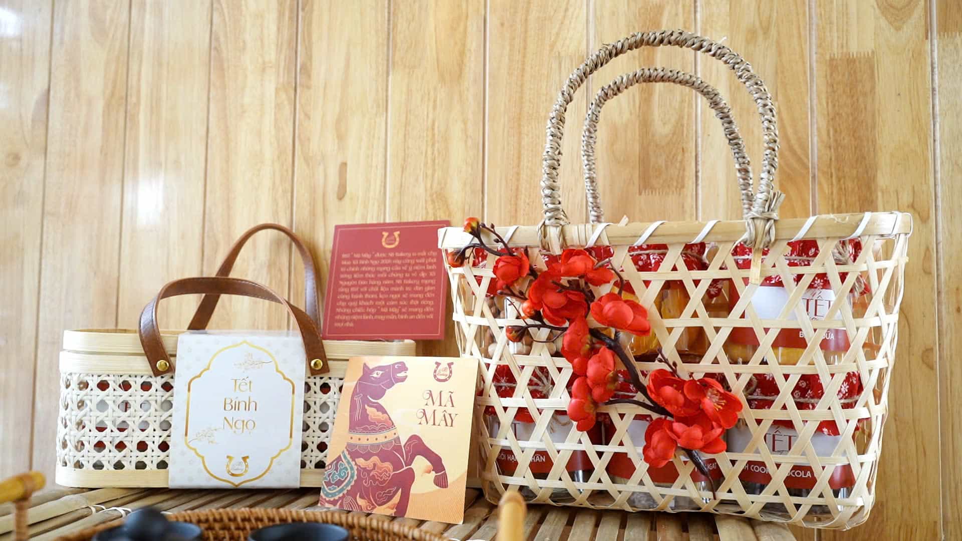 Theo chi Phuong, nam nay gio qua dan tre thu cong duoc thiet ke chin chu dang tro thanh lua chon pho bien. Anh: Trang Anh