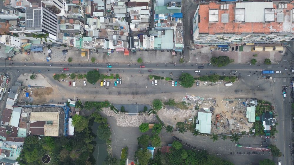 Tai cac nha ga trung tam (ga Dan Chu/ga Le Thi Rieng) Cac rao chan va he thong “lo cot” di doi ha tang ky thuat da duoc do bo, mat duong duoc tai lap san sang cho ngay khoi cong 15.1.