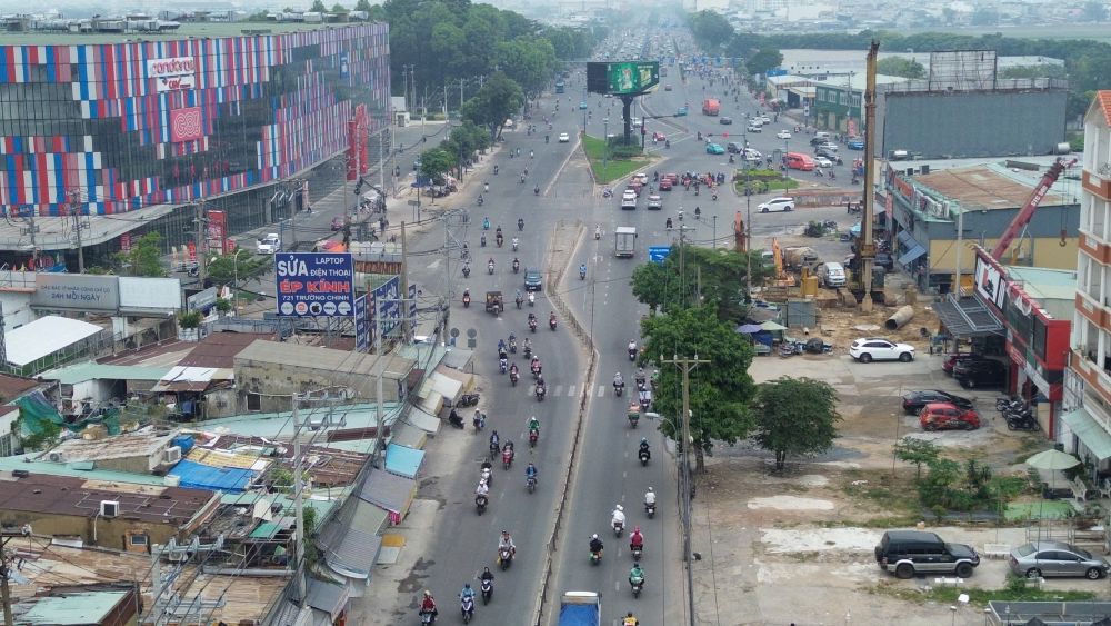 Truc duong Truong Chinh doan cuoi tuyen da sach mat bang, san sang trien khai cac hang muc ket noi voi Depot Tham Luong. Ảnh: Anh Tu