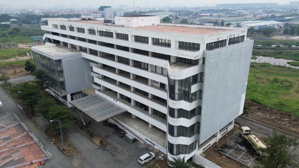 Toa nha dieu hanh Depot Tham Luong da hoan thien kien truc, noi se van hanh cong nghe tau tu dong khong nguoi lai (GoA4) hien dai nhat. Ảnh: Anh Tu