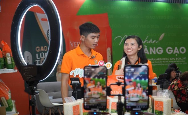 Before performing livestream sales, sellers must fully provide the livestream seller with documents proving that they meet the quality of products and goods according to the provisions of law. Photo: Ngoc Le