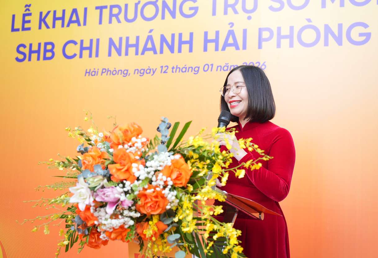 Ba Dang Thi Thanh Hoa - Giam doc chi nhanh SHB Hai Phong phat bieu tai Le khai truong. Anh: SHB