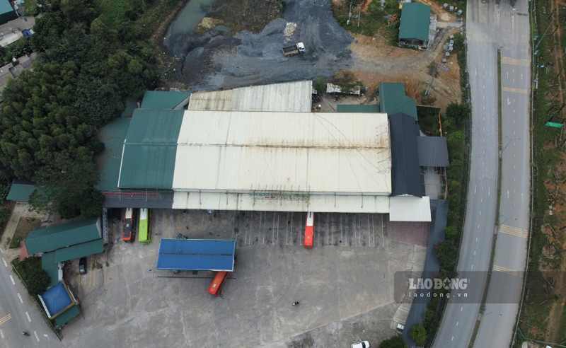 Nhin tu tren cao, tram dung nghi 98 - IC1 nam rat sat voi hanh lang giao thong. Anh: Bao Nguyen