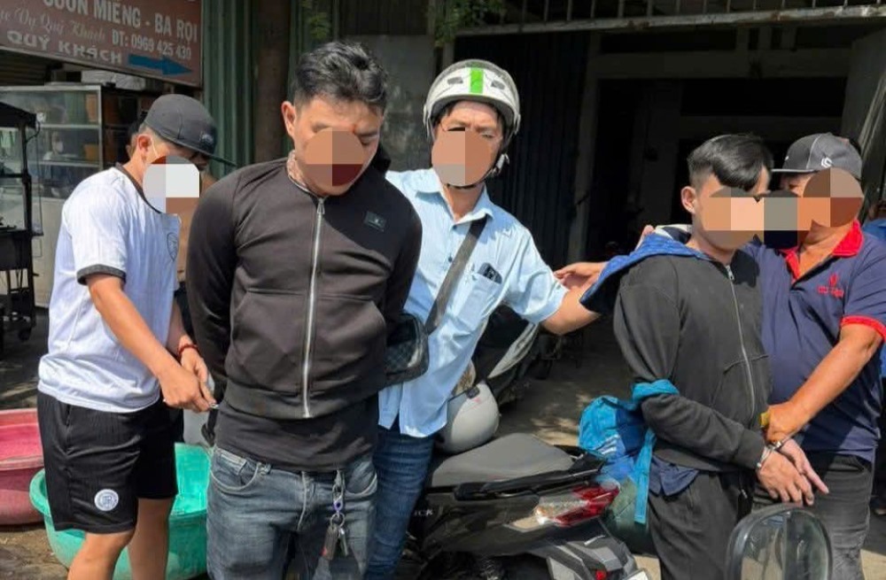 Hai nghi phạm bị bắt giữ khi đang đi lẩn trốn. Ảnh: Công an