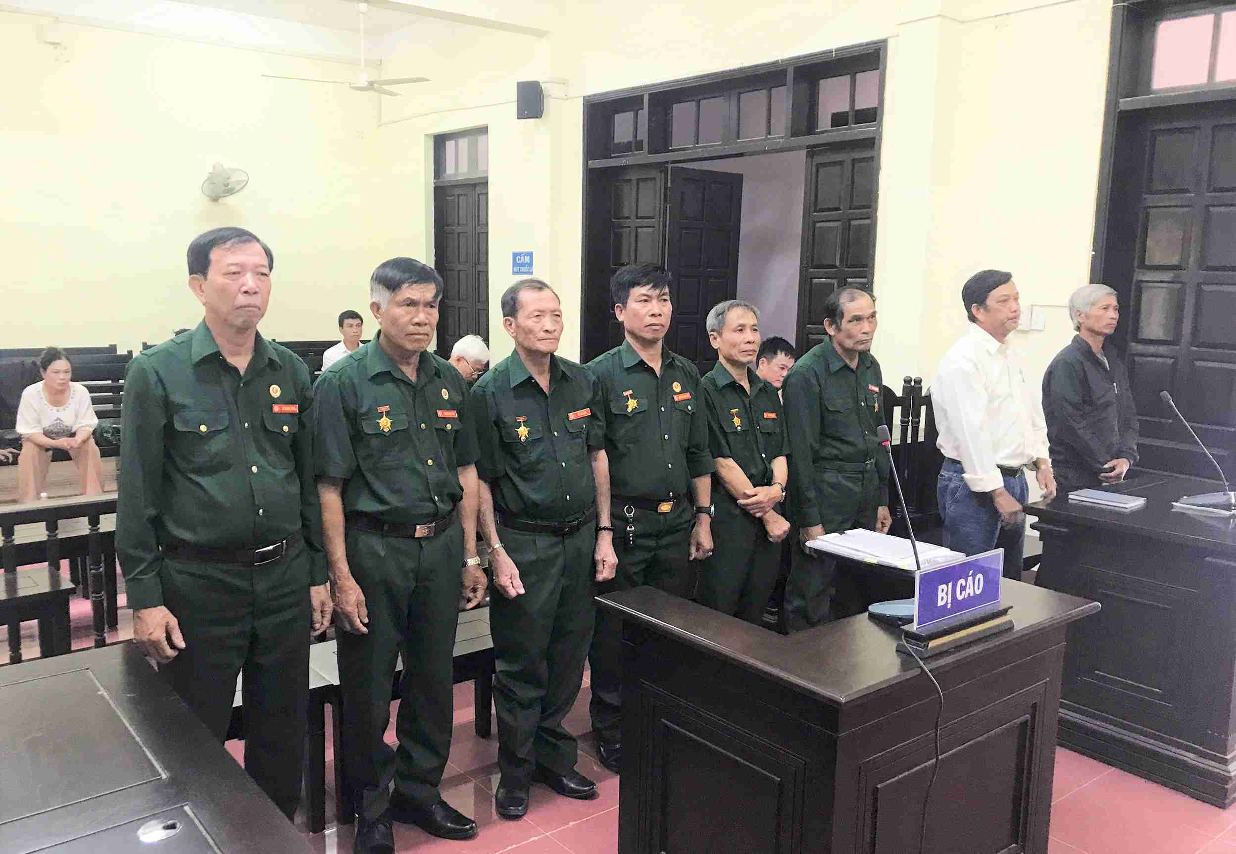 Sáu cựu chiến binh tại phiên tòa sơ thẩm vào sáng 12.1. Ảnh: Phúc Khánh 