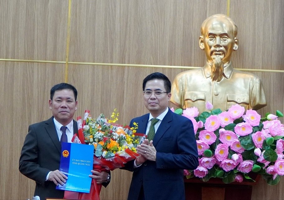 Mr. Nguyen Hoang Giang - Chairman of Quang Ngai Provincial People's Committee - presents flowers to congratulate the new Director of the Department of Finance Nguyen Van Trong. Photo: Thanh Nhi
