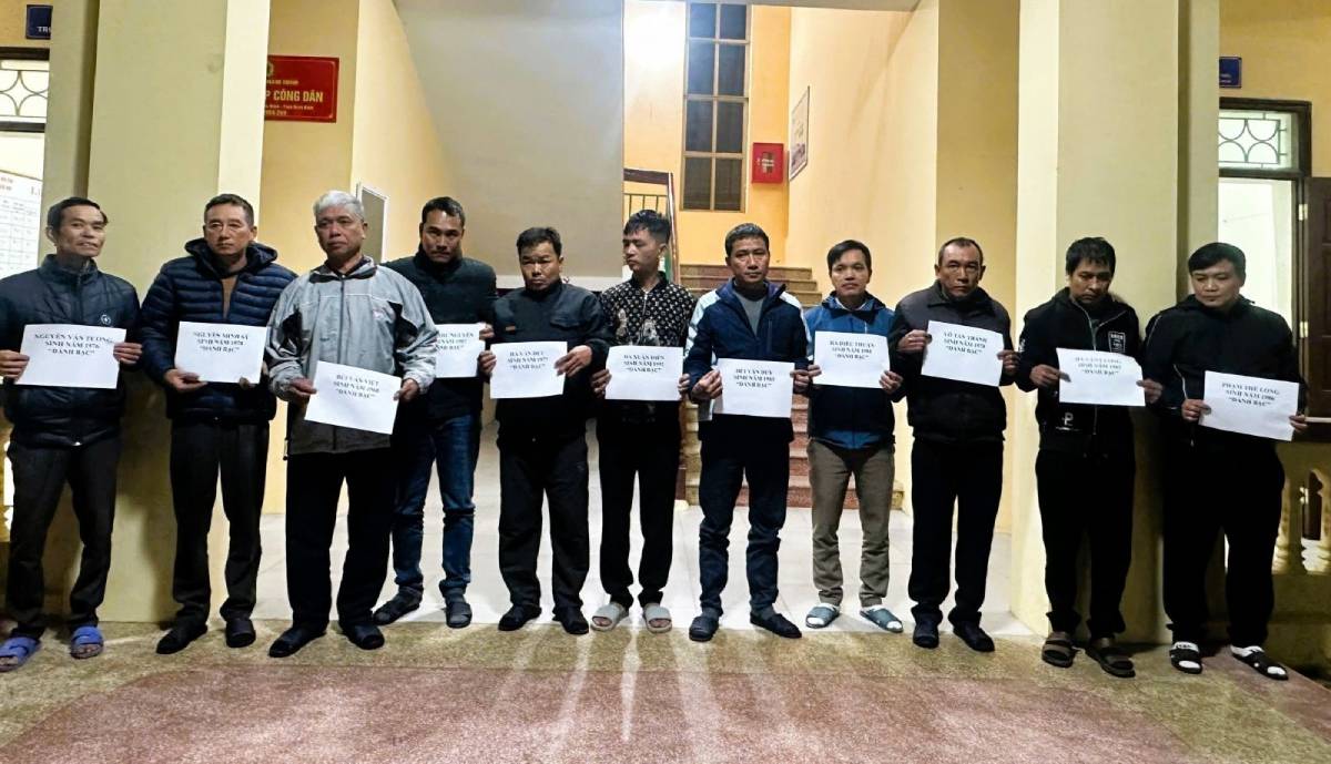 Các đối tượng tại cơ quan công an. Ảnh: Công an tỉnh Ninh Bình