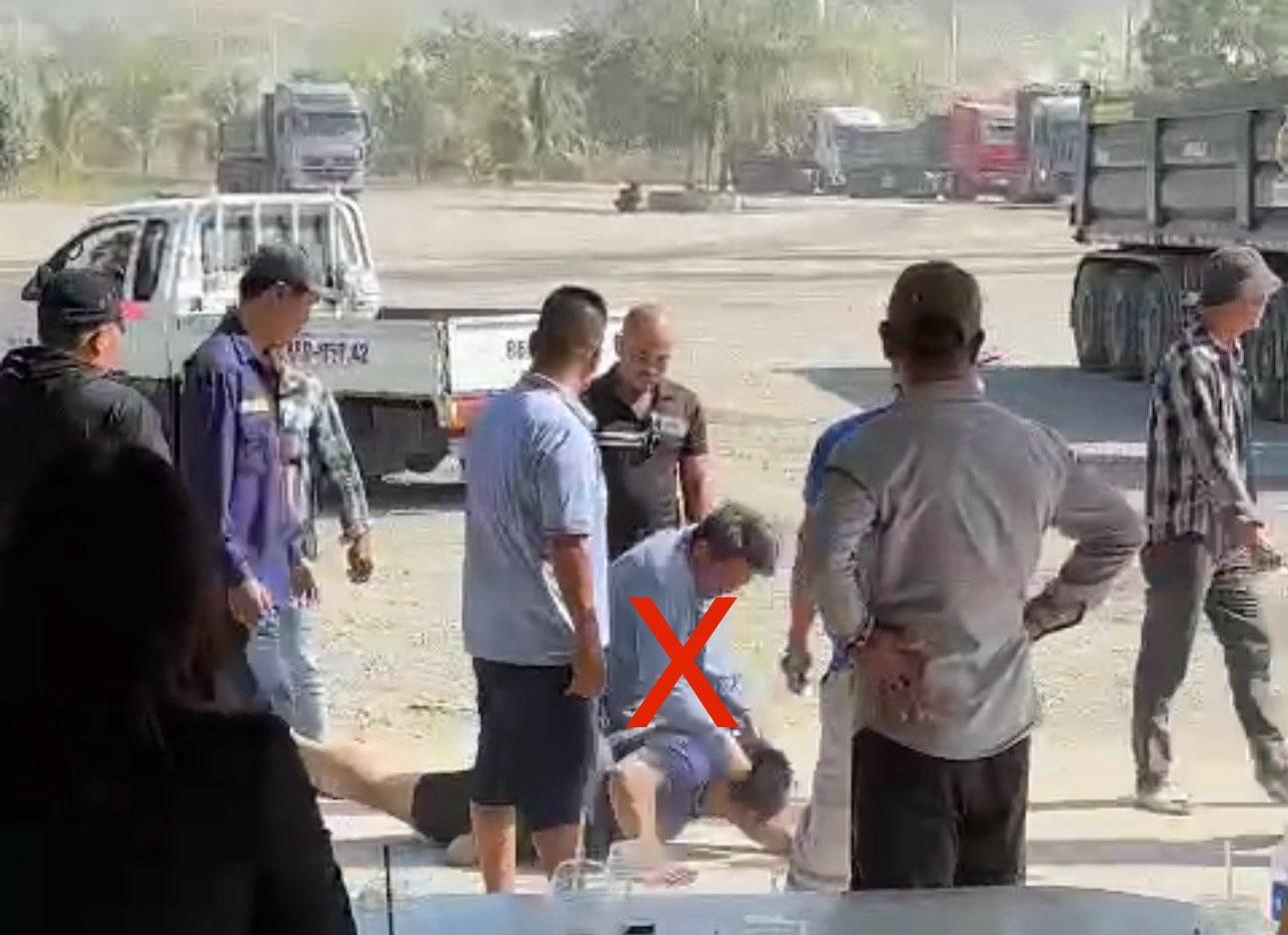 Clip 2 tài xế đánh nhau trong mỏ đá. Ảnh: Người dân cung cấp 
