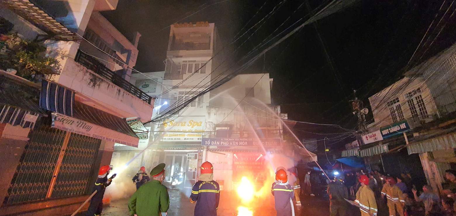 Nha Trang Ward People's Committee organizes drills on fire prevention and fighting and rescue plans in residential groups. Photo: Phuong Linh