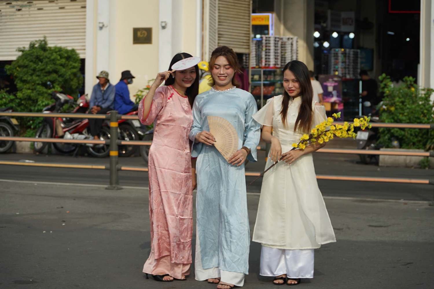 Ben Thanh market is brilliantly colored with spring colors, people dressed in ao dai flock to take early Tet photos. Photo: Thai Bao.