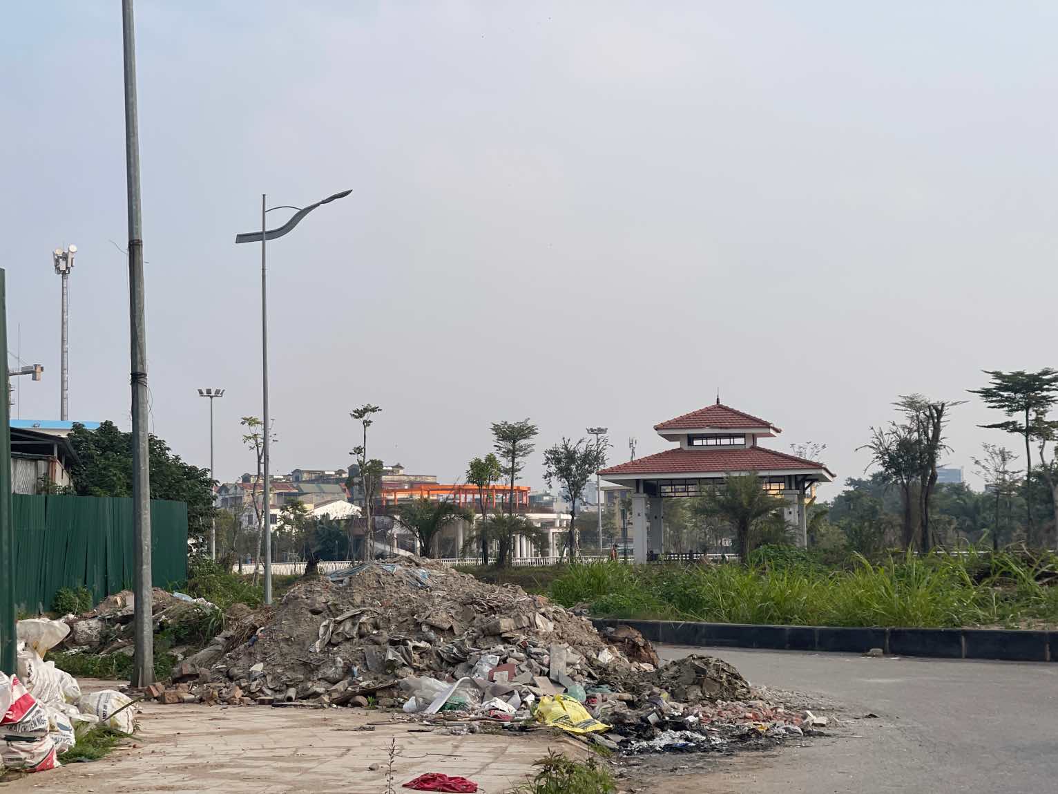 Loi di quanh cong vien hien van ngap rac, du kien se duoc don dep trong ngay mai 13.1. Anh: Khanh An