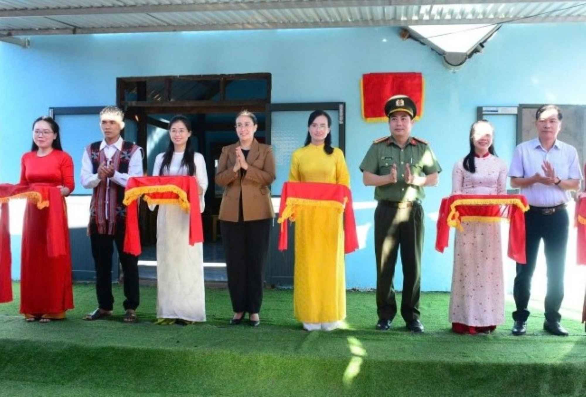 ダナンの指導者たちは、テト(旧正月)前に新築住宅を引き渡された被災地の住民を見舞い、祝福しました。写真:チュオン・アン