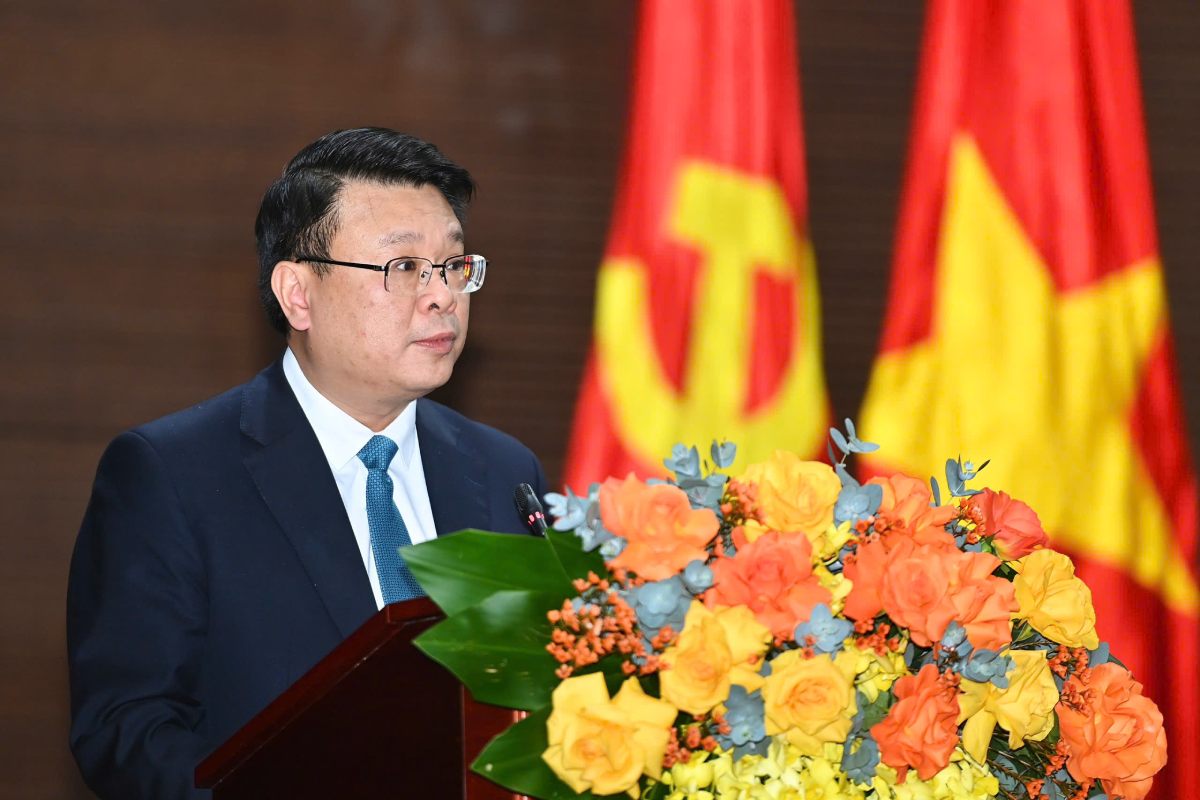 Acting Chief of Office of the Ministry of Home Affairs Bui Huy Tung mentioned salary and social insurance work at the conference. Photo: Hai Long