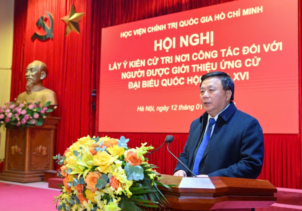 Prof. Dr. Nguyen Xuan Thang speaks at the voter opinion collection conference. Photo: The Dai