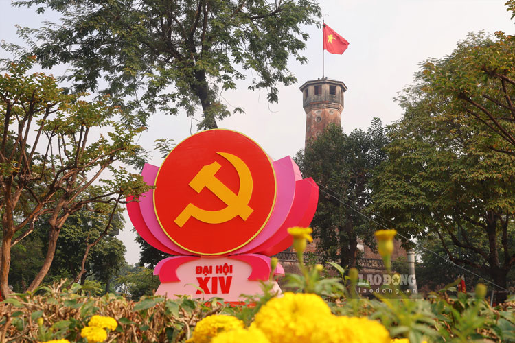 Mo hinh chao mung Dai hoi Dang duoc dat tai khu vuc cong vien Le-nin, gan Cot co Ha Noi.