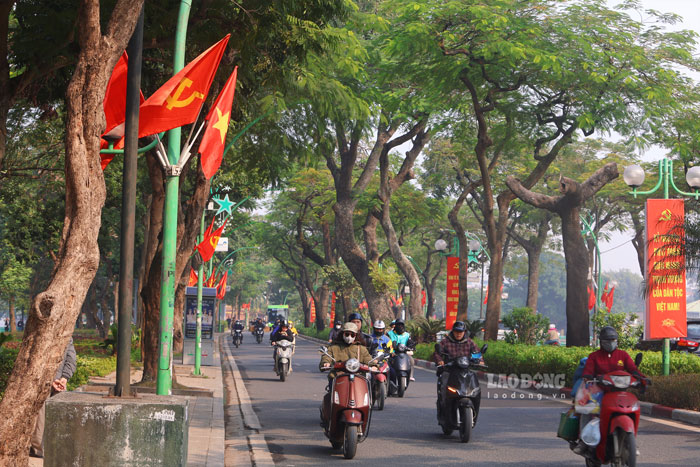 Doc tuyen duong Thanh Nien, co do sao vang cung loat bang ron duoc treo trang trong.