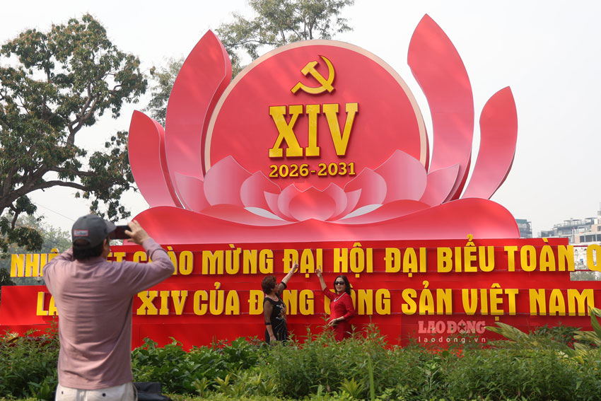 Khong khi chao mung Dai hoi XIV cua Dang dang lan toa rong khap o Thu do Ha Noi, the hien niem tin chinh tri, su dong thuan xa hoi va tinh than trach nhiem cua can bo, dang vien va nhan dan Thu do. Dai hoi se dien ra tu ngay 19.1 den 25.1.2026 tai Ha Noi.