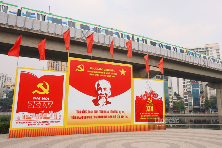 Banner lon duoc dat tai Ho Dong Da, ngay duoi duong sat tren cao.