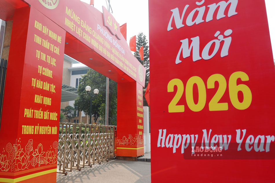 Tai nhieu tru so, co quan, cac tam ap phich, khau hieu lon duoc dat trang trong. Hinh anh tai UBND phuong Dong Da.