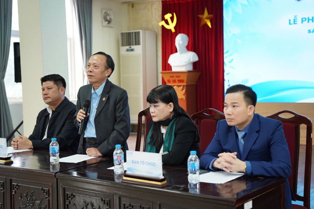 Nha van, nha bao Hoang Du - Tong Bien tap Thoi bao Van hoc nghe thuat, Truong Ban to chuc cuoc thi phat bieu tai le phat dong. Anh Ha Anh