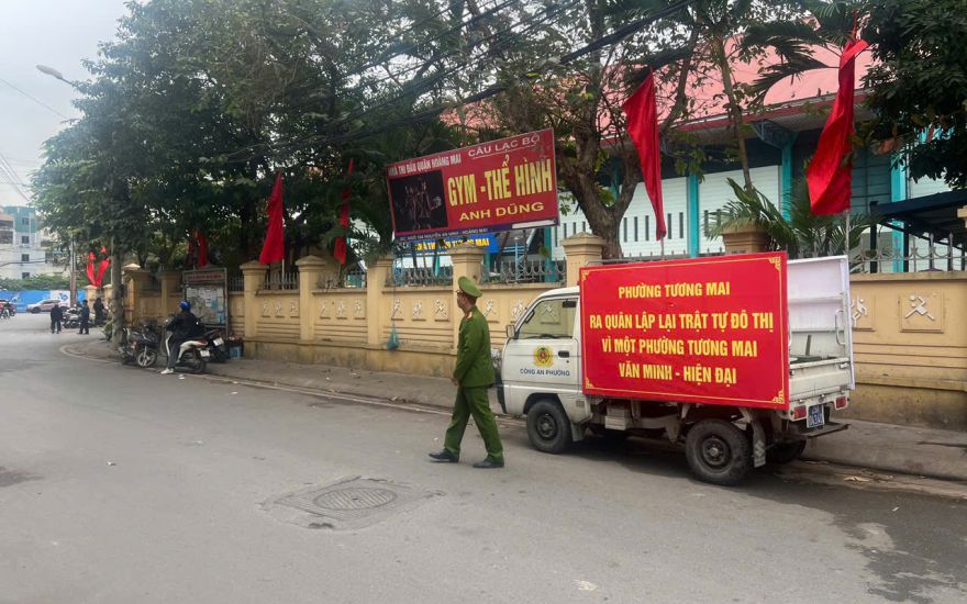 The Tuong Mai Ward Police force regularly inspects to prevent the recurrence of street markets on some streets. Photo: Vuong Van