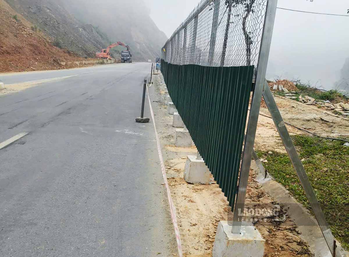 Vi tri sat lo nghiem trong tren quoc lo 2 da duoc rao chan kien co, dam bao an toan cho nguoi tham gia giao thong va cong tac thi cong. Anh: PV.