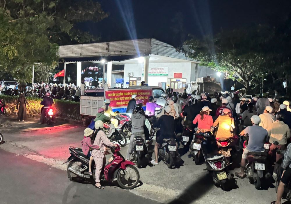 Nguoi dan o dao Phu Quy xep hang cho do xang hom 5.1. Anh: Duy Tuan 