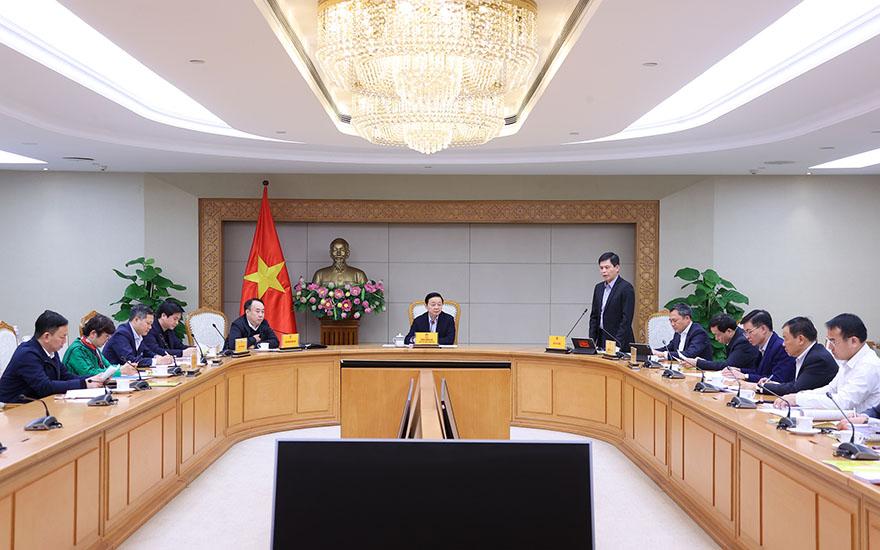 Deputy Prime Minister Tran Hong Ha chaired a meeting to listen to the report on the investment project for the Son La - Dien Bien - Tay Trang Border Gate expressway section, phase 1. Photo: VGP/Minh Khoi