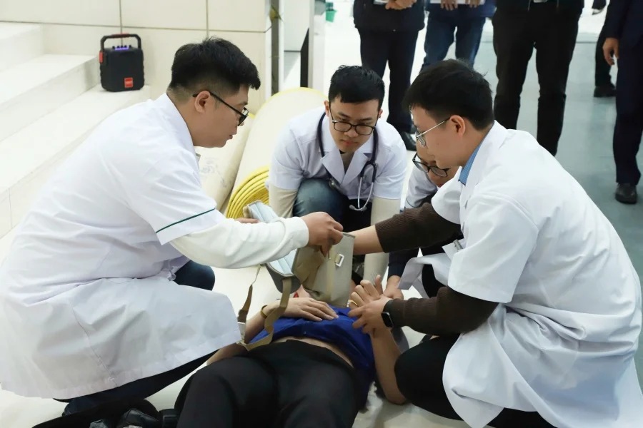 The Ministry of Health organizes a large-scale drill to ensure health work to serve the 14th National Party Congress. Photo: Tran Minh