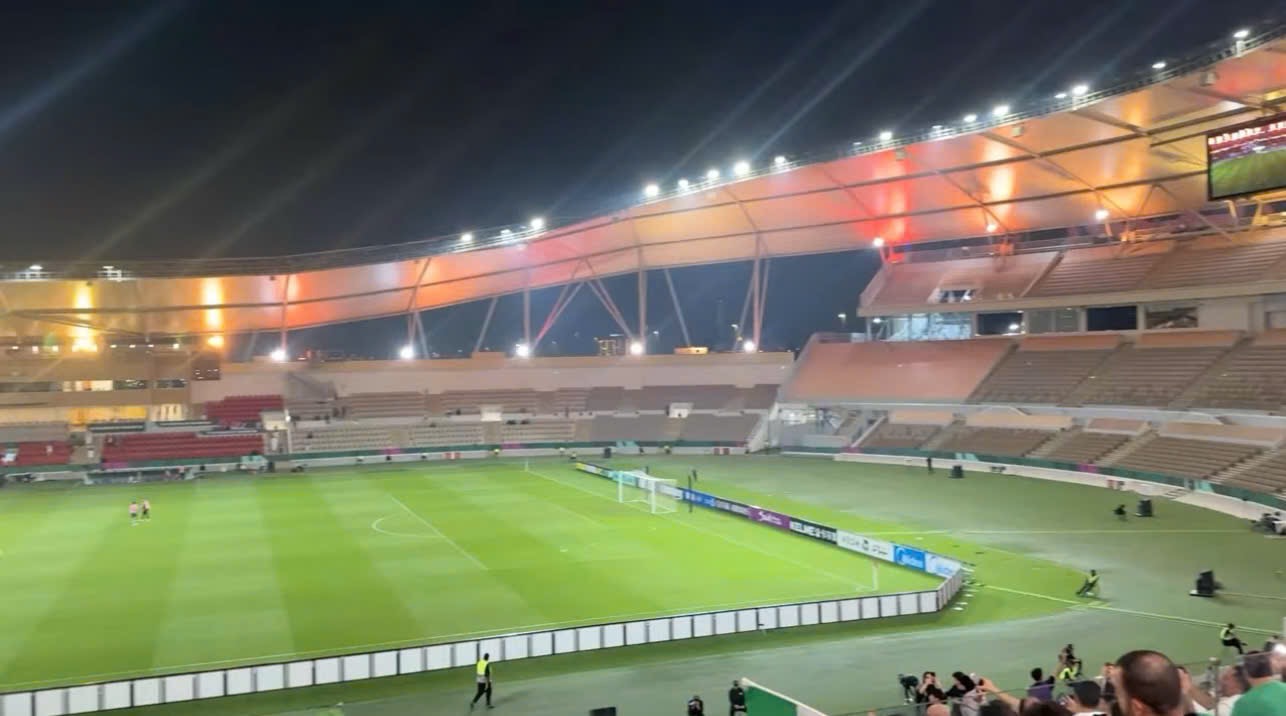 프린스 압둘라 알-파이살 스포츠 시티 경기장이 U23 베트남 - U23 사우디아라비아 경기를 개최합니다. 비디오에서 캡처한 사진