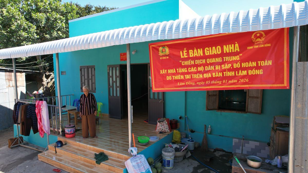 The house in the Quang Trung Campaign in the flood center of Ham Thang ward.