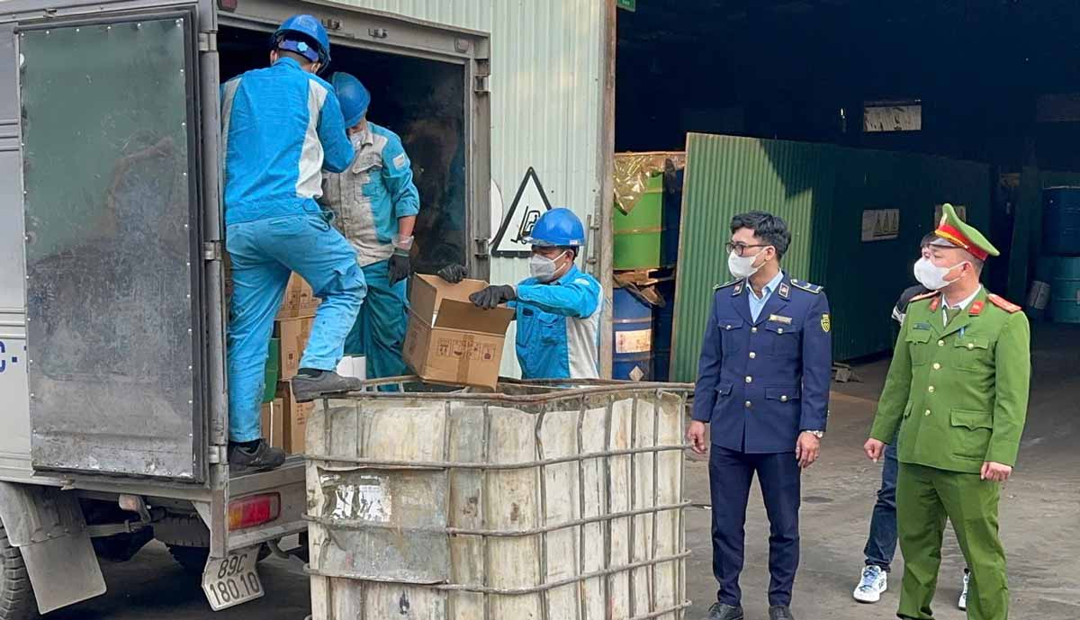 Functional forces destroy more than 2,200 bottles of smuggled alcohol. Photo: Hung Yen Provincial Market Management Department