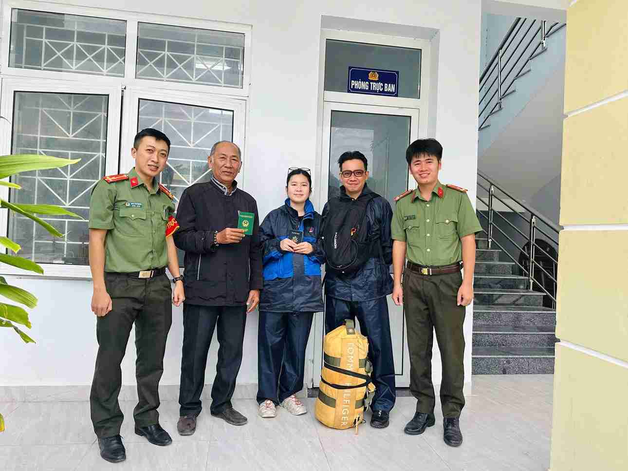 The commune police in Khanh Hoa and people have coordinated to help the American girl find her backpack that fell while backpacking. Photo: Van Thang Commune Police