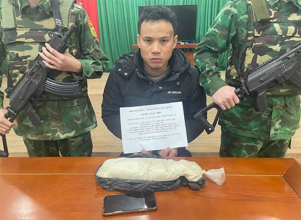 Đối tượng bị khởi tố vì mua bán, vận chuyển, tàng trữ trái phép vật liệu nổ. Ảnh: Biên phòng Nghệ An