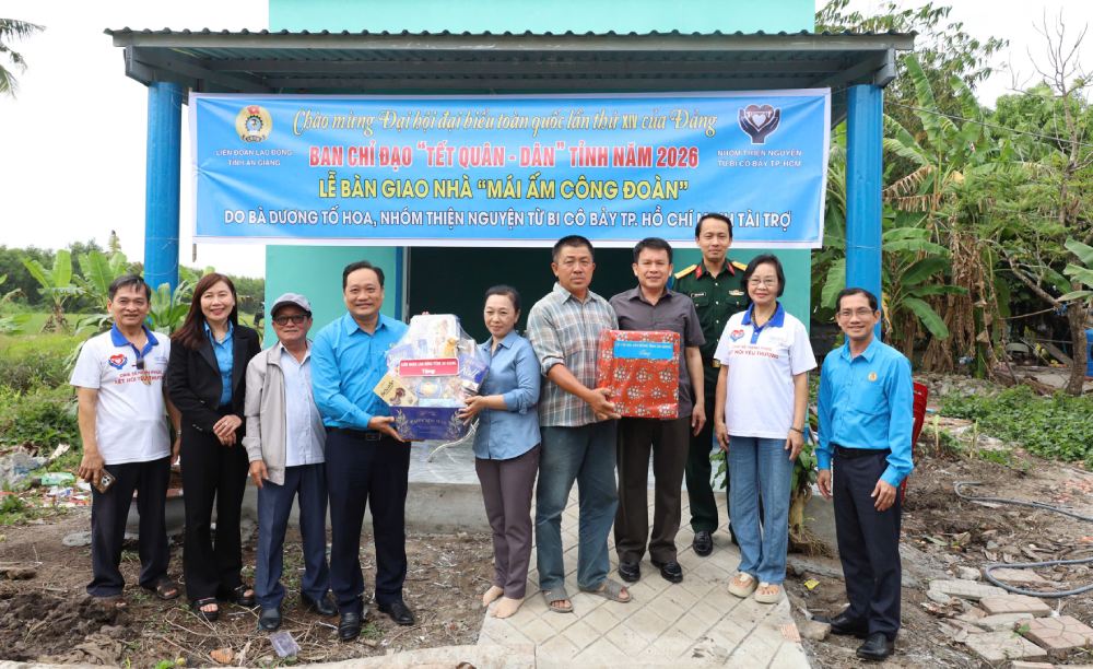 Handing over the Trade Union Warm House to Ms. Duong Thi Sau. Photo: Quoc Viet
