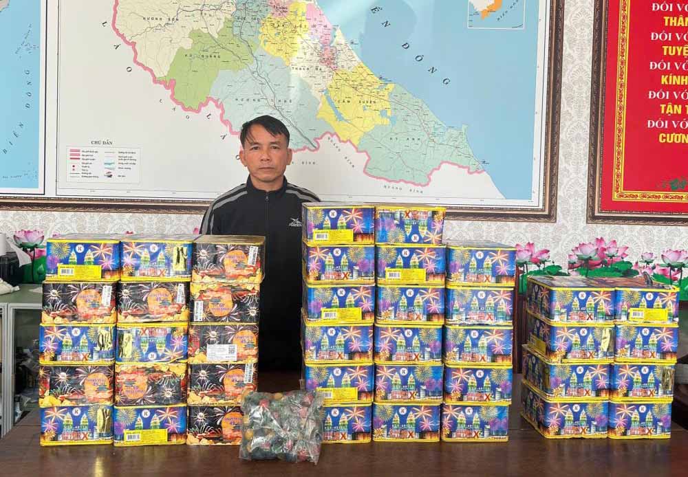 Đối tượng Dương bị bắt cùng tang vật pháo hoa nổ. Ảnh: Công an Hà Tĩnh.